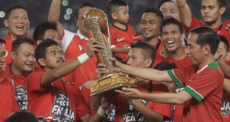 Pemain persija bambang pamungkas terima trofi piala presiden dari jokowi Pemain Persija Bambang Pamungkas Terima Trofi Piala Presiden Dari Jokowi
