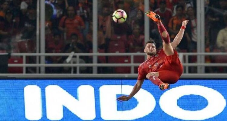 Pemain persija jakarta marko simic saat tendangan salto Pemain Persija Jakarta Marko Simic Saat Tendangan Salto