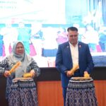 Wakil Gubernur Sulteng, Reny A. Lamadjido (kiri), memukul Gimba dalam launching Prodi Spesialis FK Untad. Foto: Biro Adpim Sulteng