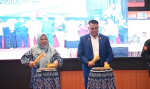 WhatsApp Image 2026-02-13 at 15.37.30 Wakil Gubernur Sulteng, Reny A. Lamadjido (kiri), memukul Gimba dalam launching Prodi Spesialis FK Untad. Foto: Biro Adpim Sulteng