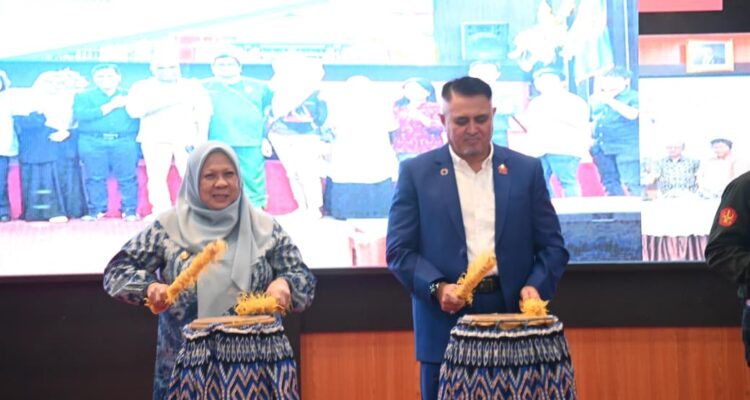 Wakil Gubernur Sulteng, Reny A. Lamadjido (kiri), memukul Gimba dalam launching Prodi Spesialis FK Untad. Foto: Biro Adpim Sulteng