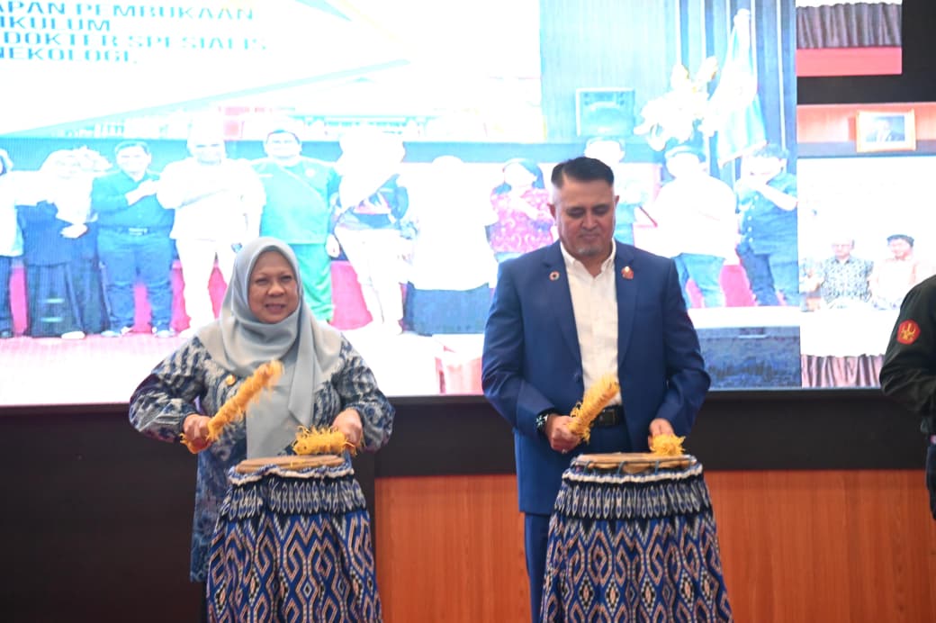 Wakil Gubernur Sulteng, Reny A. Lamadjido (kiri), memukul Gimba dalam launching Prodi Spesialis FK Untad. Foto: Biro Adpim Sulteng