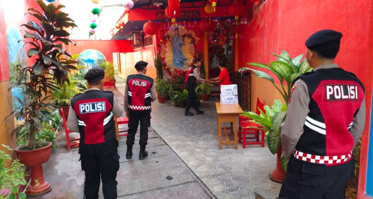 Personel Samapta Polresta Palu menyambangi salah satu Klenteng. Foto: Polresta Palu)