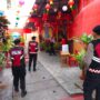 Personel Samapta Polresta Palu menyambangi salah satu Klenteng. Foto: Polresta Palu)