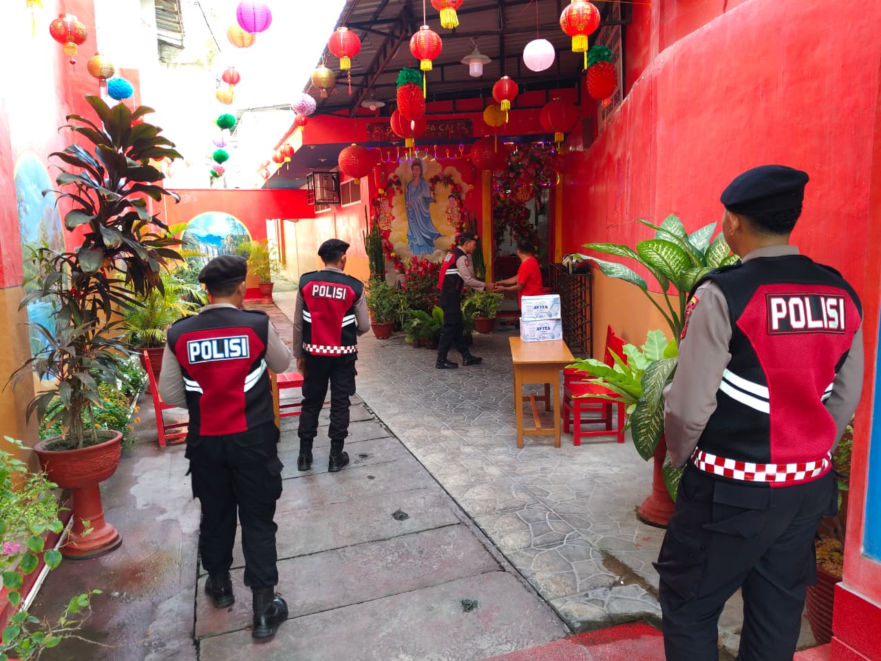 Personel Samapta Polresta Palu menyambangi salah satu Klenteng. Foto: Polresta Palu)